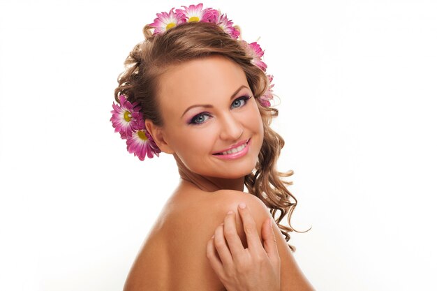 Schöne kaukasische Frau mit Blumen im Haar