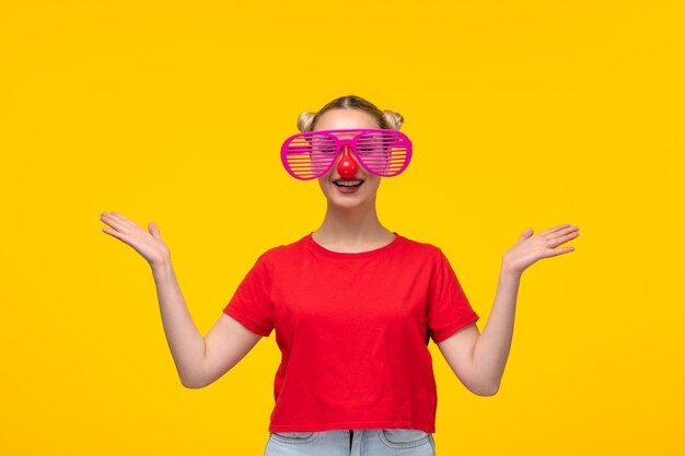 Schöne kaukasische Frau mit gelbem Hintergrundmädchen der lustigen Sonnenbrille