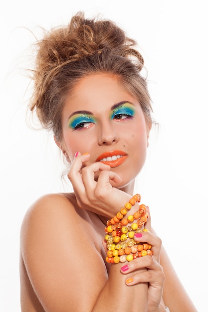 Schöne kaukasische Frau mit künstlerischem Make-up