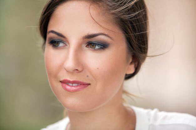 Schöne kaukasische Frau mit Make-up