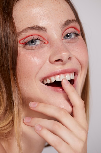 Schöne kaukasische Frau mit rotem Eyeliner