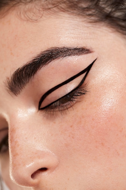 Schöne kaukasische Frau mit schwarzem Eyeliner