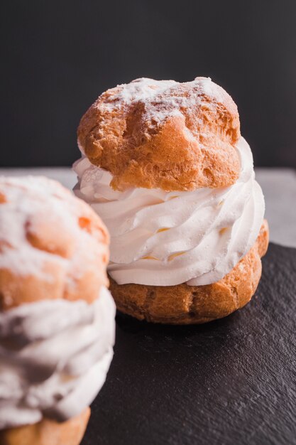 Schöne kleine Kuchen mit Vanillepudding