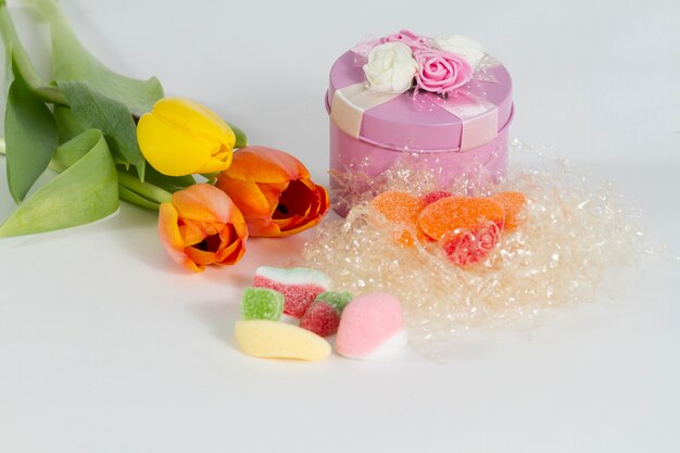 Schöne Komposition mit Süßigkeiten und Blumen