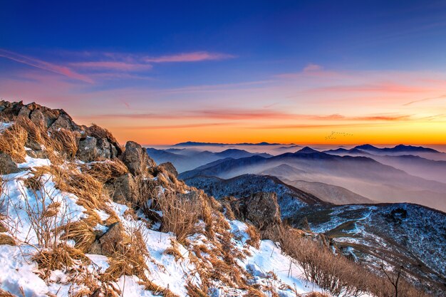 Schöne Landschaft bei Sonnenuntergang auf Deogyusan Nationalpark im Winter, Südkorea