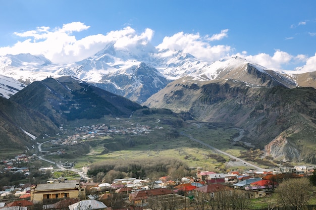 Schöne Landschaft der felsigen und schneebedeckten Berge auf dem Land