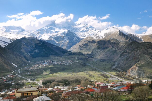 Schöne Landschaft der felsigen und schneebedeckten Berge auf dem Land