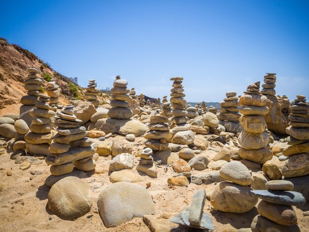 Schöne Landschaft der Stapel von Steinen an einem Bach in mi Fontes, Portugal