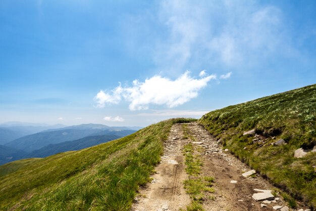 Schöne Landschaft der ukrainischen Karpaten und bewölkten Himmel.