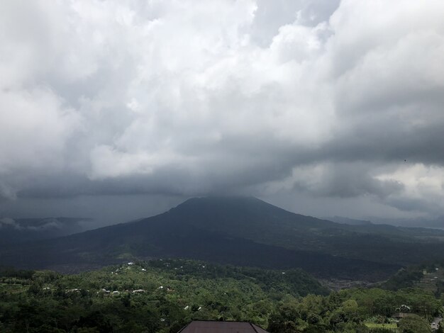 Schöne Landschaft der Wolken und des Strandes in Bali, Indonesien