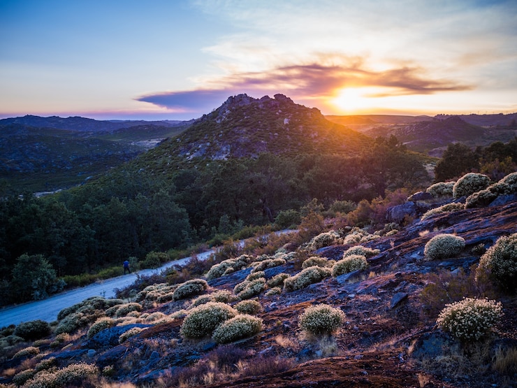 Kostenlose Foto schöne landschaft des atemberaubenden sonnenuntergangs im montesinho naturpark in portugal