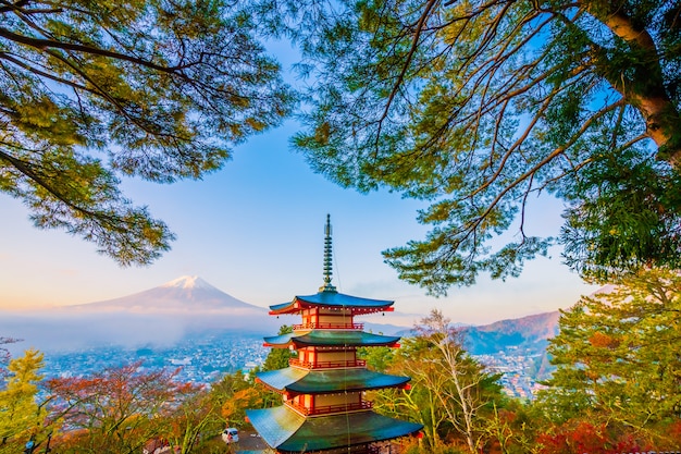 Schöne Landschaft des Berges Fuji mit Chureito Pagode um Ahornblattbaum im Herbst