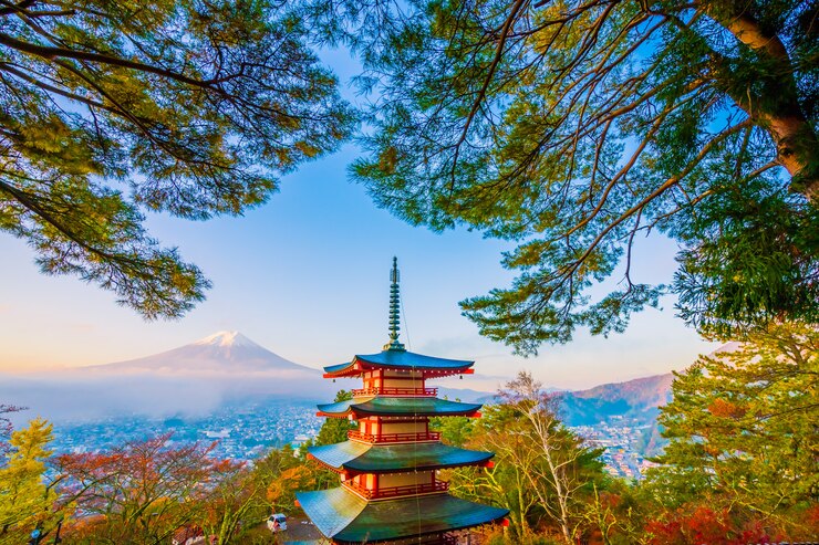 Kostenlose Foto schöne landschaft des berges fuji mit chureito-pagode um den ahornblattbaum im herbst