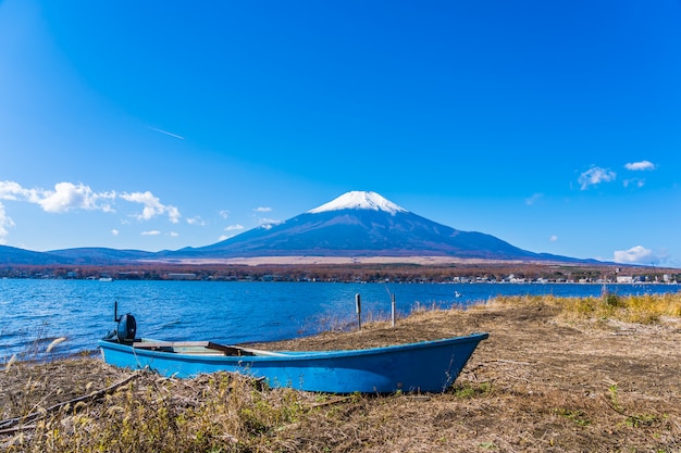 Schöne Landschaft des Berges Fuji um yamanakako See