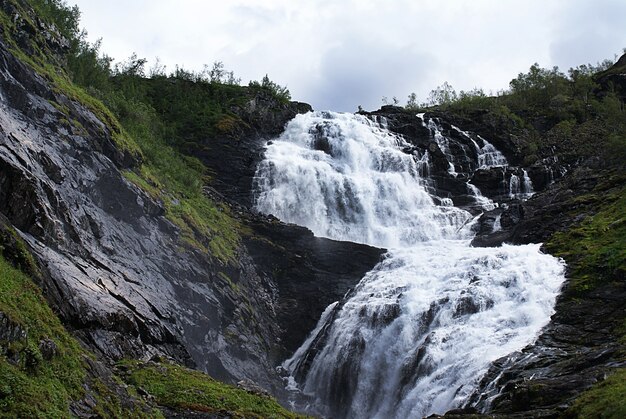 Schöne Landschaft des Kjosfossen-Wasserfalls in Myrdal, Norwegen