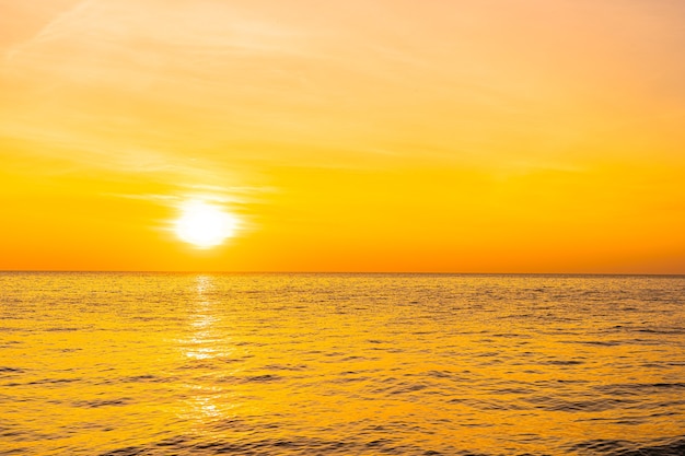 Schöne Landschaft des Meeres bei Sonnenuntergang oder Sonnenaufgang