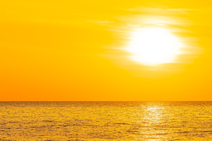 Kostenlose Foto schöne landschaft des meeres bei sonnenuntergang oder sonnenaufgang