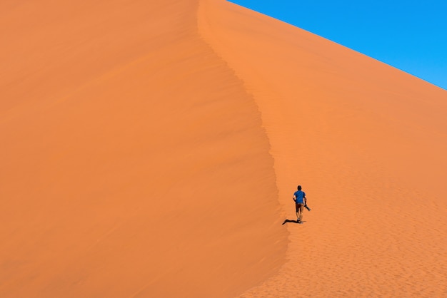 Schöne Landschaft des orange Sanddünen-Orangensandes an der Namib-Wüste im Namib-Naukluft-Nationalpark Sossusvlei in Namibia.