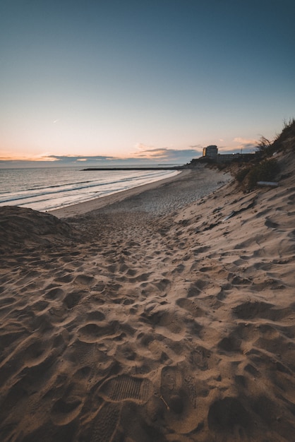 Schöne Landschaft des Sonnenuntergangs, der sich im Meer spiegelt