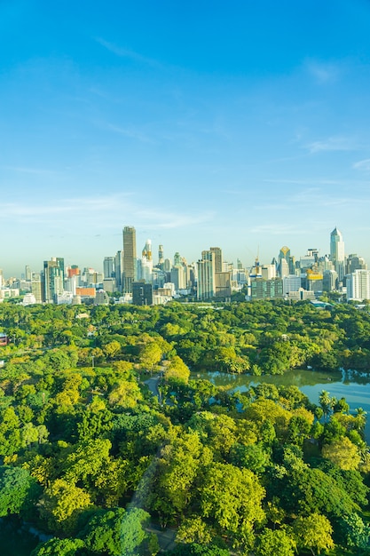 Kostenloses Foto schöne landschaft des stadtbildes mit stadtgebäude um lumpini park in bangkok thailand