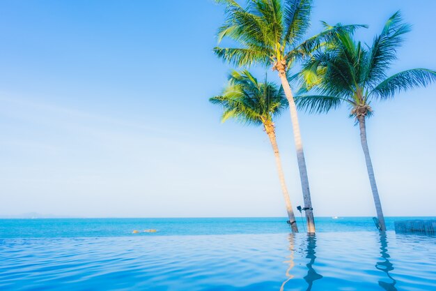 Schöne Landschaft des Swimmingpools im Hotelerholungsort