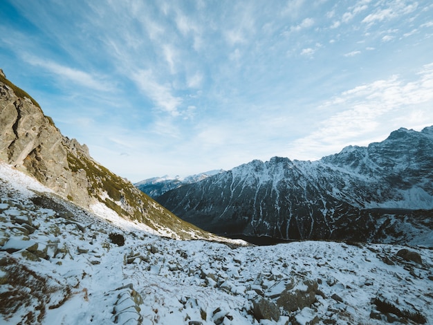 Schöne Landschaft des Tatra-Gebirges bedeckt mit Schnee unter einem bewölkten Himmel in Polen