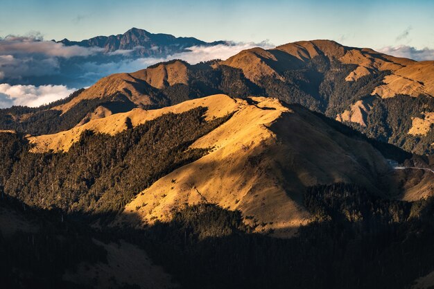 Schöne Landschaft einer bergigen Landschaft mit hohen felsigen Bergen unter einem bewölkten Himmel