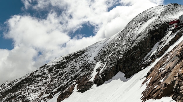 Schöne Landschaft einer Gebirgslandschaft bedeckt mit Schnee unter einem bewölkten Himmel