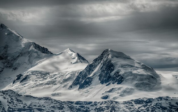 Schöne Landschaft einer schneebedeckten Bergkette unter dem bewölkten Himmel
