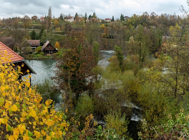 Schöne Landschaft eines Flusses