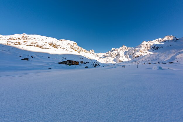 Schöne Landschaft eines Winterwunderlandes unter dem klaren Himmel in Sainte Foy, französische Alpen