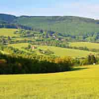 Kostenloses Foto schöne landschaft in den bergen im sommer. tschechische republik - die weißen karpaten - europa.