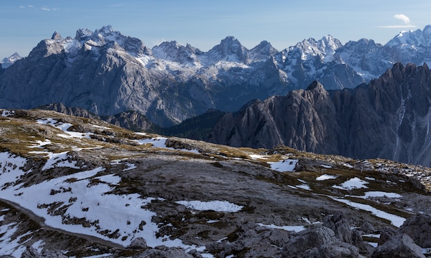 Schöne Landschaft in den italienischen Alpen unter dem bewölkten Himmel am Morgen