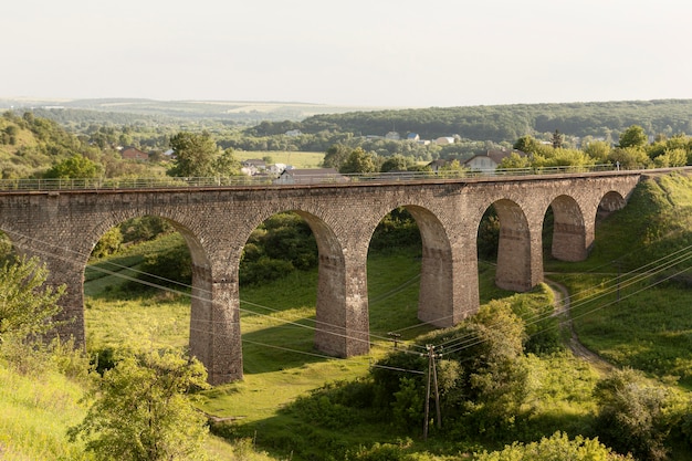 Kostenloses Foto schöne landschaft mit alter brücke