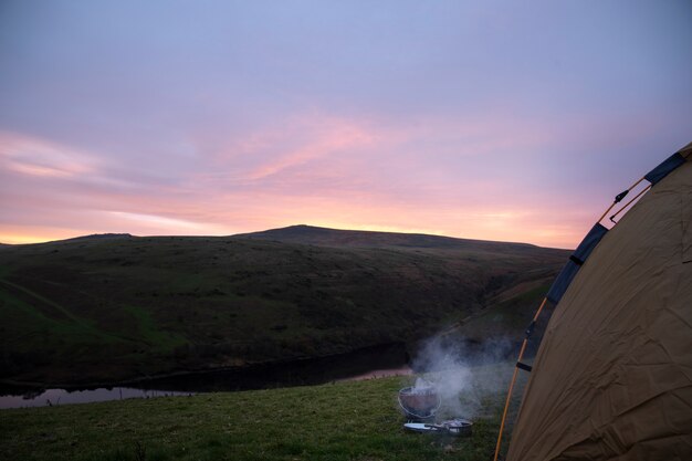 Schöne Landschaft mit Campingzelt