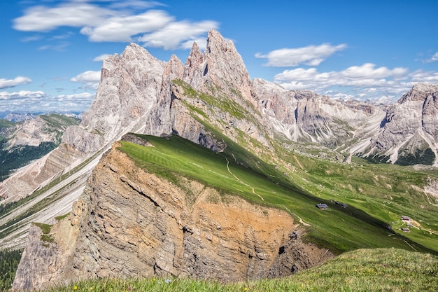 Schöne Landschaft mit den Bergen im Hintergrund