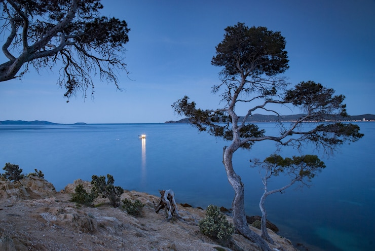 Kostenlose Foto schöne landschaft mit einem fischerboot am frühen morgen vor der küste der provence in der nähe von le lavandou