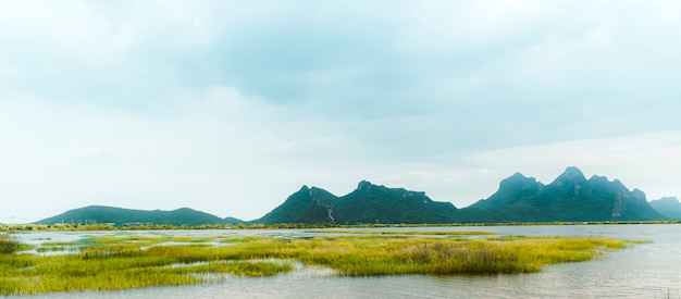 Schöne landschaft mit einer ruhigen abendlandschaft mit see und bergen in prachubkeereekhan thailand