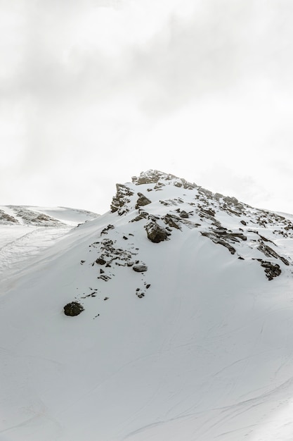 Schöne Landschaft mit felsigen Bergen