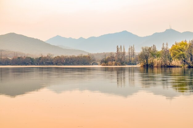 Schöne Landschaft mit Fluss und Brücke im Hintergrund