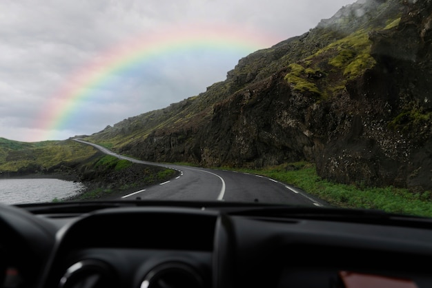 Schöne Landschaft mit Regenbogen und Straße