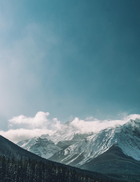 Schöne Landschaft mit schneebedeckten Hügeln