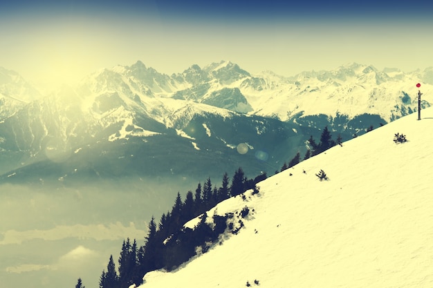 Kostenloses Foto schöne landschaft mit verschneiten bergen. blauer himmel. alpen, österreich. getont