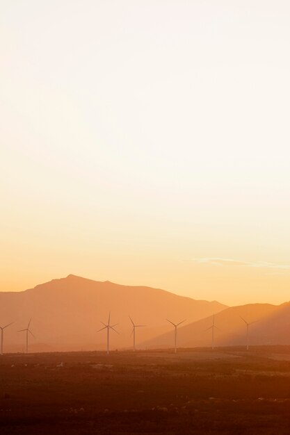 Schöne Landschaft mit Windmühlen