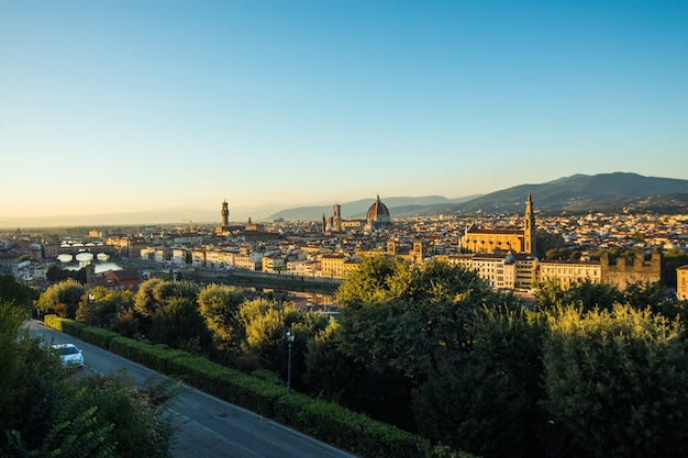 Kostenloses Foto schöne landschaft oben, panorama auf historischem blick auf das florenz vom piazzale michelangelo punkt. morgens.