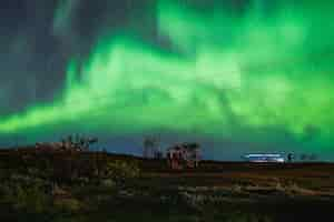 Kostenloses Foto schöne landschaft von aurora borealis am nachthimmel von tromso lofoten islands, norwegen