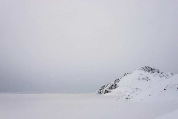 Schöne Landschaft von klaren weißen schneebedeckten Bergen und Hügeln