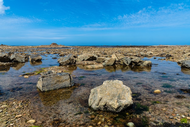 Schöne Landschaft von Le gouffre de Plougrescant in der Bretagne, Frankreich