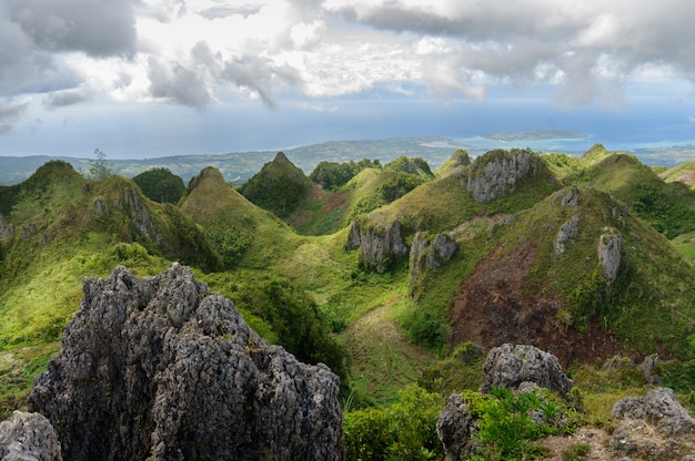 Kostenloses Foto schöne landschaft von osmena peak in den philippinen unter dem bewölkten himmel
