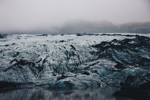 Kostenloses Foto schöne landschaft von schneebedeckten und felsigen feldern in der landschaft